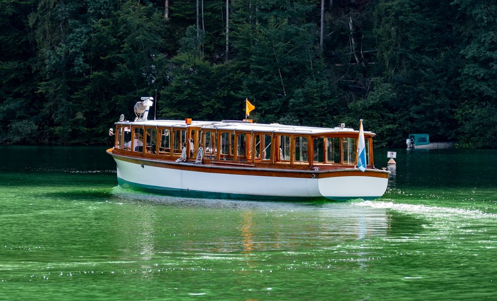 Elektroboote - So eins zum Beispiel. Es fährt an entlegene Orte, die nur per Boot erreichbar sind, zum Beispiel St. Bartholomä. - © alpintreff.de - Christian Schön